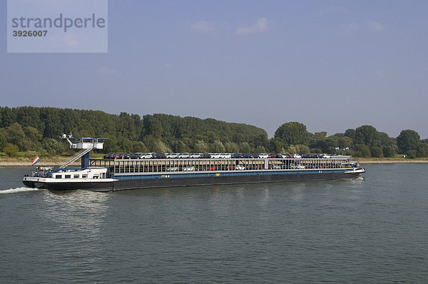 Binnenschiff beladen mit Personenkraftwagen fährt rheinaufwärts  Bonn  Nordrhein-Westfalen  Deutschland  Europa