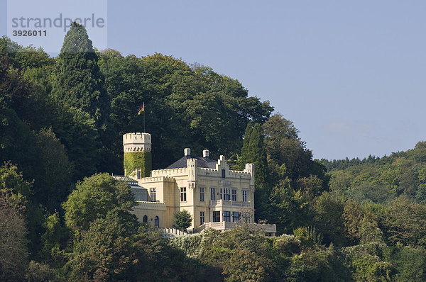 Blick vom Rhein auf Schloss Marienfels  Wohnsitz von Thomas Gottschalk  Rheinland-Pfalz  Deutschland  Europa