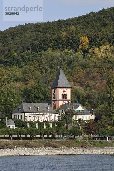 Erpel  Blick auf Fronhof mit Rheintor und Kirche St. Severin  vorne Rhein  Rheinland-Pfalz  Deutschland  Europa