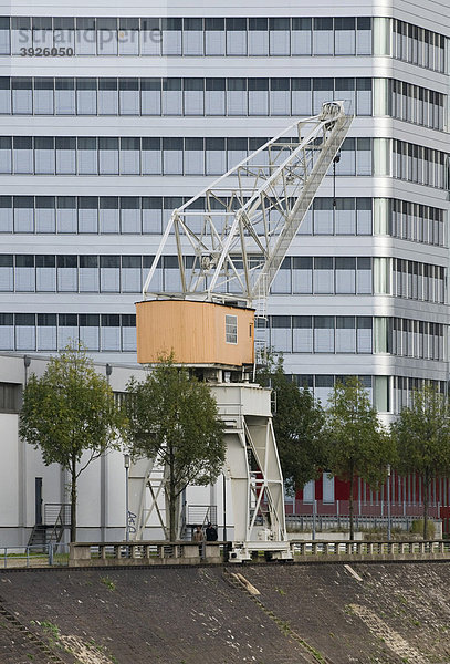 Strukturwandel  Duisburg Innenhafen  historischer Drehkran vor moderner Bürohausfassade  Nordrhein-Westfalen  Deutschland  Europa