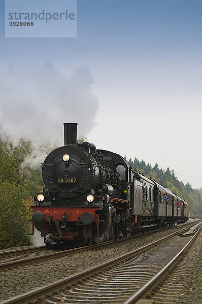 Historische Dampflokomotive 38 2267 unter Dampf  Solingen  Nordrhein-Westfalen  Deutschland  Europa