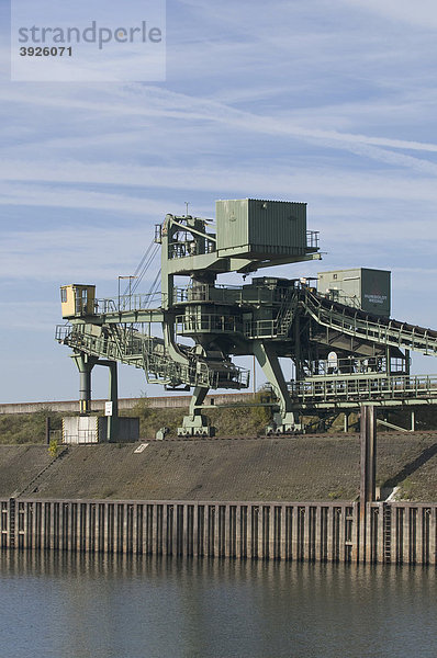 Kohlenförderband am Ufer  Hafen Duisburg  Nordrhein-Westfalen  Deutschland  Europa