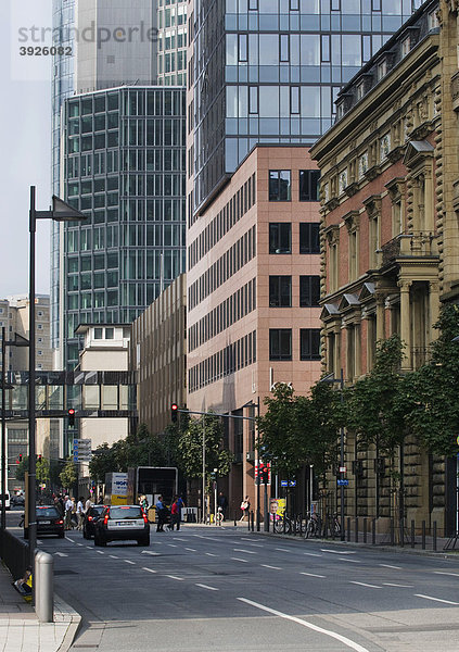 Bankenviertel Frankfurt  hinten Bankenhochhäuser  Frankfurt am Main  Hessen  Deutschland  Europa