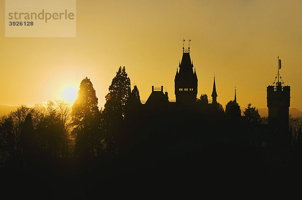 Schloss Drachenburg im Gegenlicht  Silhouette  Königswinter  Nordrhein-Westfalen  Deutschland  Europa