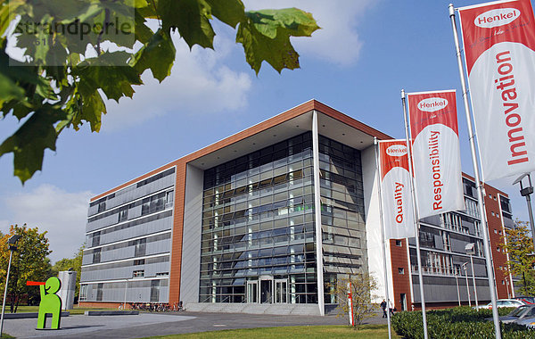 Hauptsitz der Henkel AG & Co. KGaA in Düsseldorf Holthausen  Nordrhein-Westfalen  Deutschland  Europa