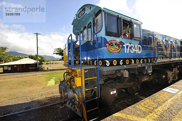 Diesellokomotive und Waggons  Kuranda Scenic Railway  historischer Bahnhof  Freshwater Station  Cairns  Queensland  Australien