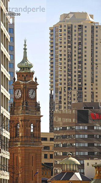Ostseite viktorianischer Turm des Sydney Town Hall  Rathaus  vor Wolkenkratzern  Sydney  New South Wales  Australien