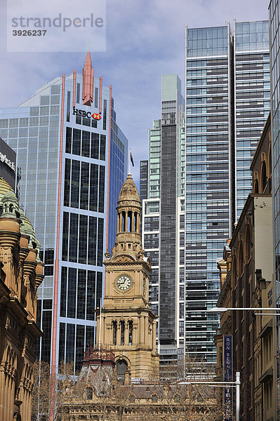 Westseite viktorianischer Turm des Sydney Town Hall  Rathaus  vor Wolkenkratzern  Sydney  New South Wales  Australien