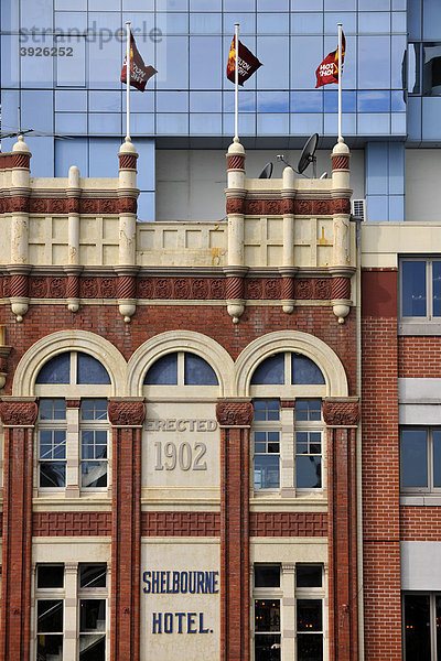 Shelbourne Hotel  viktorianisches Gebäude  dahinter BT Tower  Skyscraper City  Central Business District  Sydney  New South Wales  Australien