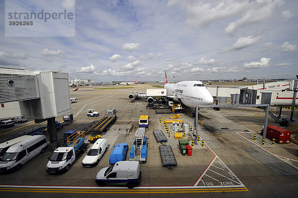 Startvorbereitung Boeing 747-400 Qantas Airline  Heathrow International Airport  Terminal 4  Flughafen  London  England  Großbritannien  Europa