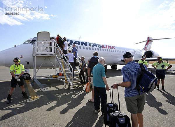 Boarding Boeing 717 Qantas Airline  Ayers Rock Airport  auch Connellan Airport  Flughafen  Ayers Rock  Northern Territory  Australien