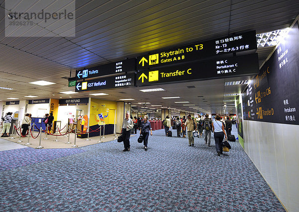 Fluggäste  Flugsteig  Gate  Wartezone  Singapore Changi International Airport  Flughafen  Singapur  Asien