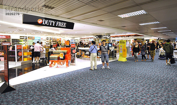 Geschäfte  Fluggäste  Flugsteig  Gate  Wartezone  Singapore Changi International Airport  Flughafen  Singapur  Asien