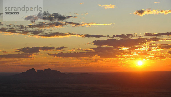 Luftaufnahme Olgas bei Sonnenuntergang  Uluru-Kata Tjuta Nationalpark  Northern Territory  Australien