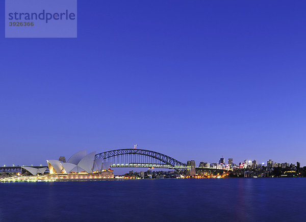 Sydney Opera House  Opernhaus  Sydney Harbour Bridge  Kirribilli  vor Sonnenaufgang  Sydney  New South Wales  Australien