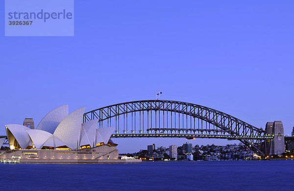 Sydney Opera House  Opernhaus  Sydney Harbour Bridge  vor Sonnenaufgang  Sydney  New South Wales  Australien