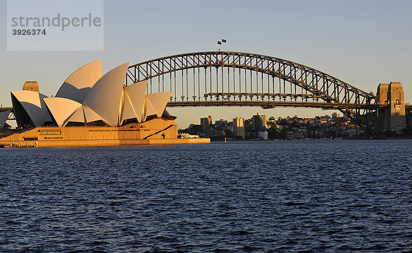 Sydney Opera House  Opernhaus  Sydney Harbour Bridge  bei Sonnenaufgang  Sydney  New South Wales  Australien