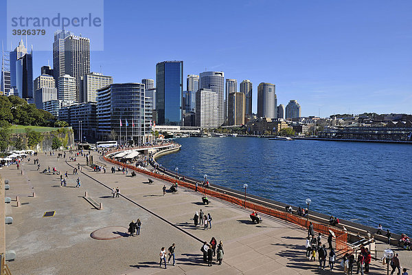 Touristen  Blick auf Sydney Cove  Circular Quay  Hafen  Sydney Skyline  Central Business District  Sydney  New South Wales  Australien