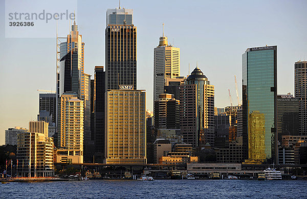 Blick auf Sydney Cove  Circular Quay  Hafen  Sydney Skyline  Central Business District  Sydney  New South Wales  Australien