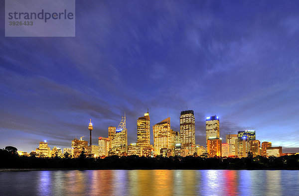 Sydney Skyline  TV Tower  Central Business District  Nachtaufnahme  Sydney  New South Wales  Australien