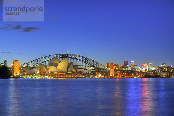 Sydney Opera House  Opernhaus  Sydney Harbour Bridge  Kirribilli  Nachtaufnahme  Sydney  New South Wales  Australien