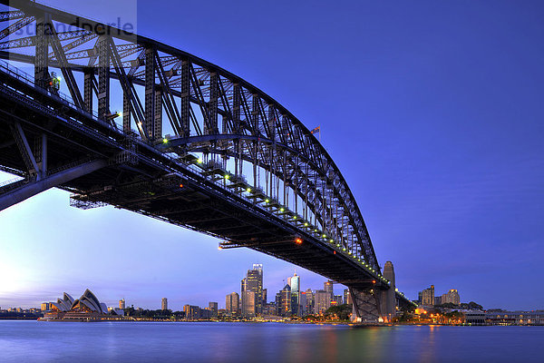 Sydney Opera House  Opernhaus  Sydney Harbour Bridge  Hafen  Sydney Skyline  Central Business District  Nachtaufnahme  Sydney  New South Wales  Australien
