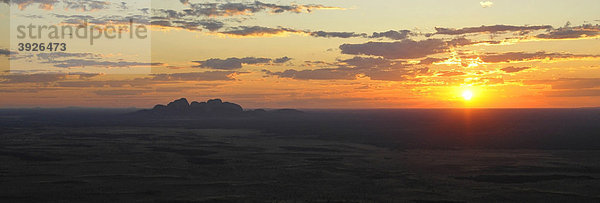 Panoramaaufnahme  Luftaufnahme Olgas bei Sonnenuntergang  Uluru-Kata Tjuta Nationalpark  Northern Territory  Australien