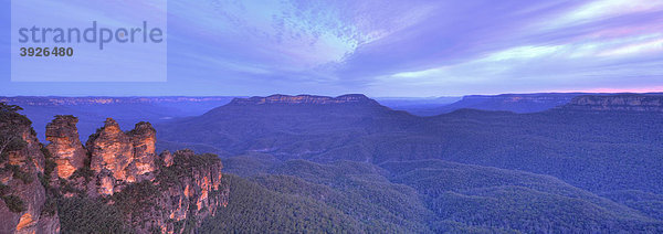 Panoramaaufnahme  Felsformation Three Sisters  Abendstimmung  Jamison Valley  Blue Mountains Nationalpark  New South Wales  Australien