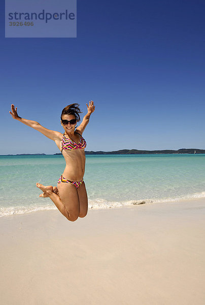 Luftsprung  junge Frau am Meer  Symbolbild Lebensfreude  Whitehaven Beach  Whitsunday Island  Whitsunday Islands Nationalpark  Queensland  Australien