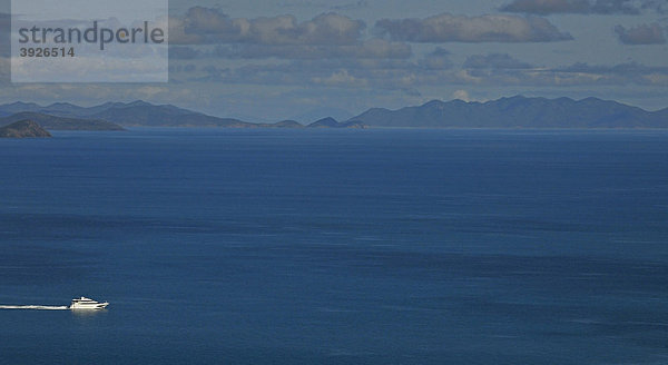 Luftaufnahme Kreuzfahrtschiff  hinten Whitsundays  Whitsunday Islands National Park  Queensland  Australien