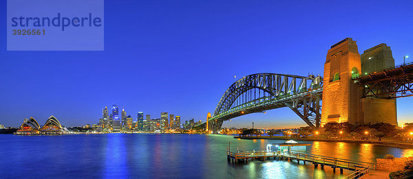 Panoramaaufnahme Sydney Opera House  Opernhaus  Sydney Harbour Bridge  Hafen  Sydney Skyline  Central Business District  Nachtaufnahme  Sydney  New South Wales  Australien