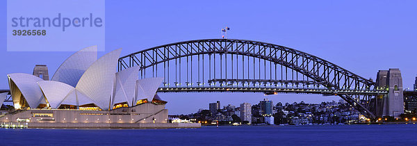 Panoramaaufnahme Sydney Opera House  Opernhaus  Sydney Harbour Bridge  vor Sonnenaufgang  Nachtaufnahme  Sydney  New South Wales  Australien