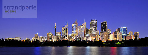 Panoramaaufnahme Sydney Skyline vor Sonnenaufgang  TV Tower  Central Business District  Nachtaufnahme  Sydney  New South Wales  Australien