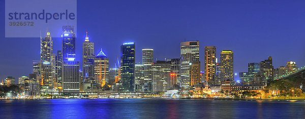 Panoramaaufnahme Blick auf Sydney Cove  Circular Quay  Hafen  Sydney Skyline  Central Business District  Nachtaufnahme  Sydney  New South Wales  Australien