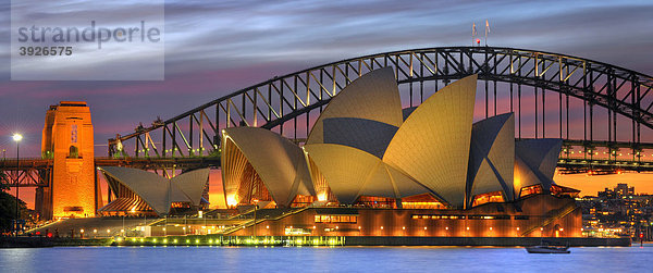 Panoramaaufnahme Sydney Opera House  Opernhaus  Sydney Harbour Bridge  Nachtaufnahme  Sydney  New South Wales  Australien