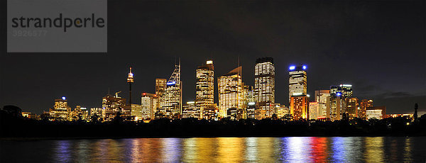 Panoramaaufnahme Sydney Skyline  TV Tower  Central Business District  Nachtaufnahme  Sydney  New South Wales  Australien