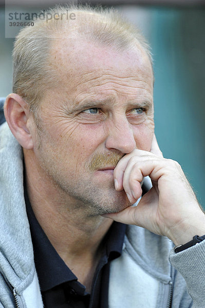 Trainer Thomas SCHAAF  Werder Bremen  skeptisch  mürrisch
