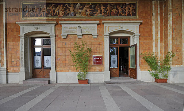 Eingangsbereich offene Wandelhalle mit Wandbildern  Trinkhalle Baden-Baden  Baden-Württemberg  Deutschland  Europa