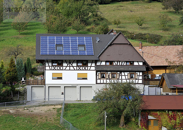 Solaranlage auf Hausdach  Bauernhof  Gasthof Benz-Mühle  Ottenhöfen  Mühlenrundweg  Schwarzwald  Baden-Württemberg  Deutschland  Europa