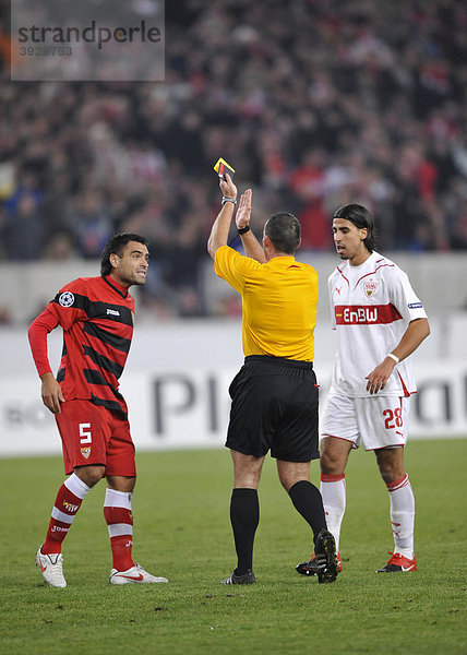 Schiedsrichter Pieter VINK  Niederlande  zeigt Aldo DUSCHER  Sevilla FC  links  Gelbe Karte für Handspiel  rechts Sami KHEDIRA  VfB Stuttgart