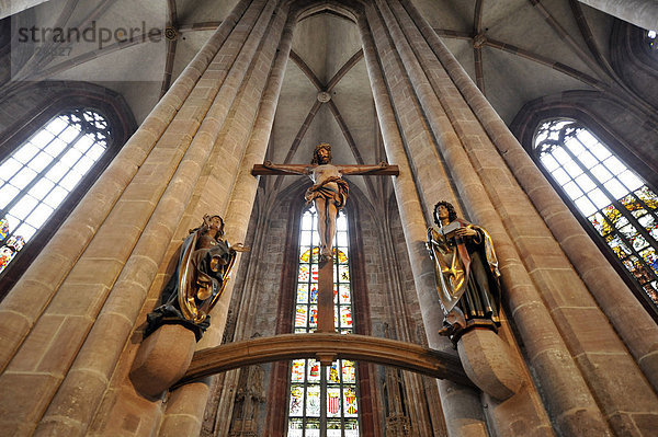 Blick auf Christuskreuz in Hallenchor  St. Sebald Kirche  Sebalduskirche  Nürnberg  Franken  Bayern  Deutschland  Europa