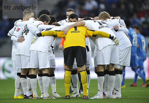 Mannschaft Eintracht Frankfurt beschwört Zusammengehörigkeitsgefühl
