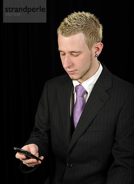 Junger Mann mit Handy  Apple iPhone