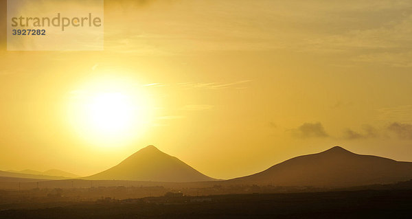 Sonnenuntergang über Vulkanbergen im Gebirge Montana Tindaya  Fuerteventura  Kanarische Inseln  Spanien  Europa