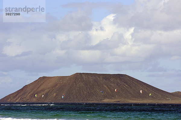 Kitesurfer vor Insel Isla de Los Lobos am Strand Playa Bajo Negro  Corralejo  Fuerteventura  Kanarische Inseln  Kanaren  Spanien  Europa