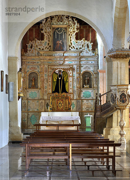 Innenaufnahme fünfteiliger Hochaltar mit Skulptur Candelaria mit Kind  Pfarrkirche Nuestra Senora de la Candelaria  La Oliva  Fuerteventura  Kanarische Inseln  Kanaren  Spanien  Europa