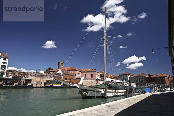 Segelboot in Murano  kleine Insel bei Venedig  Italien  Europa