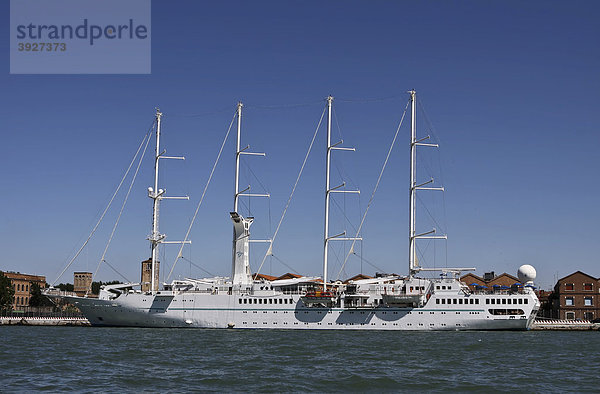 Segelschiff am Hafen von Venedig  Italien  Europa