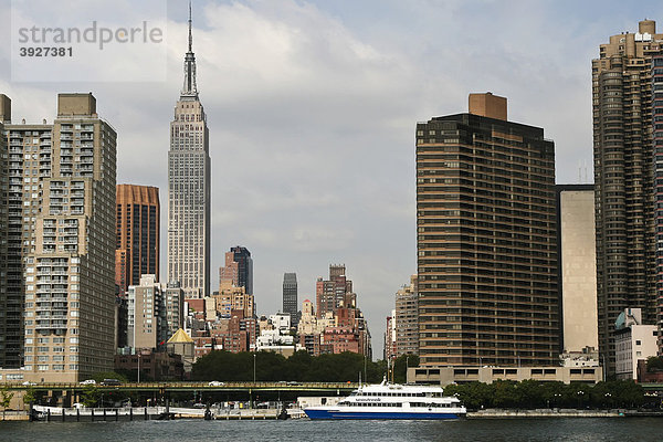 Blick auf die Skyline von Manhattan in New York City  USA  Vereinigte Staaten  Nordamerika