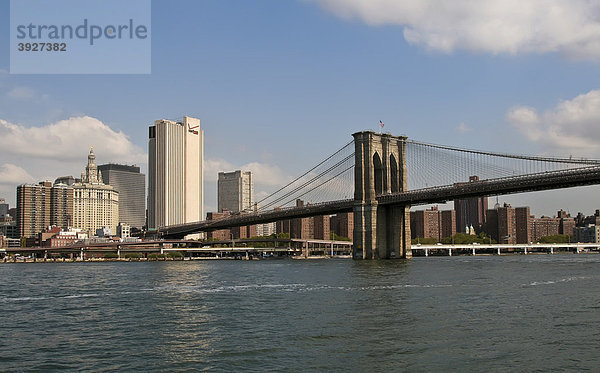 Blick auf die Skyline von Manhattan in New York City  USA  Vereinigte Staaten  Nordamerika
